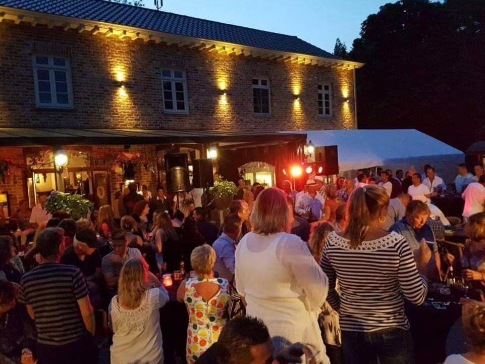 Pipowagen Met Prive Hot Tub Villa Lanaken Eksteriør bilde