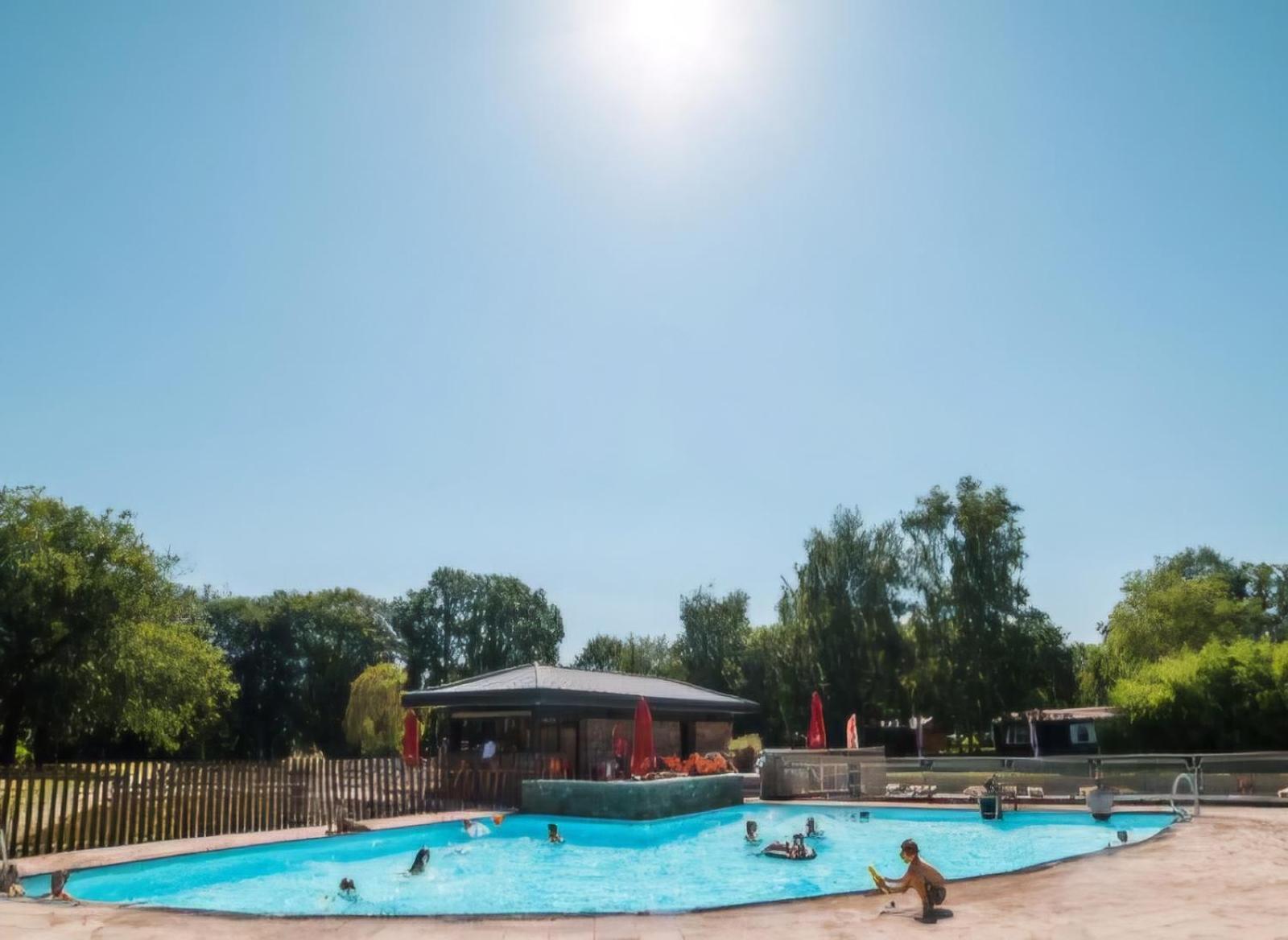 Pipowagen Met Prive Hot Tub Villa Lanaken Eksteriør bilde